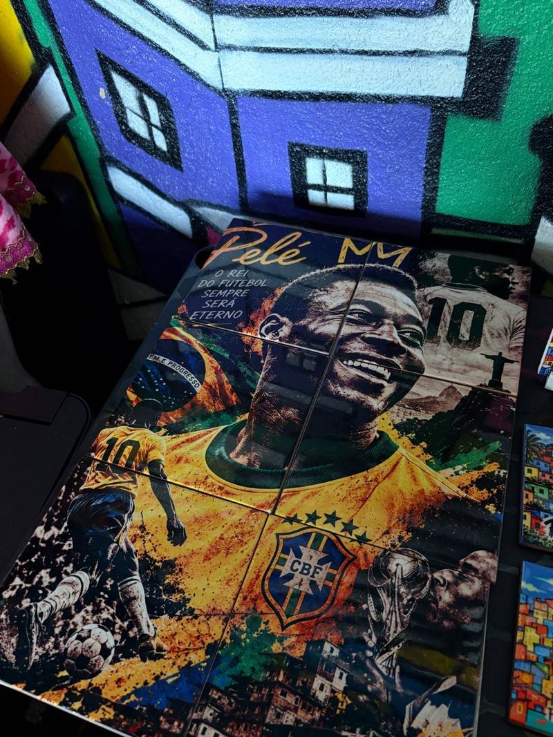 Mural de azulejos com arte do Pelé