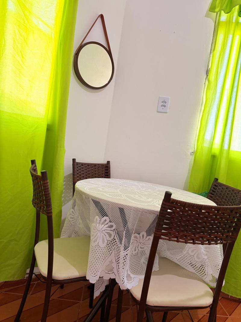 Sala com mesa e cadeiras